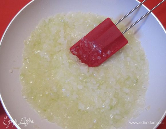 На сковороде разогреть растительное масло, обжарить лук до прозрачности.