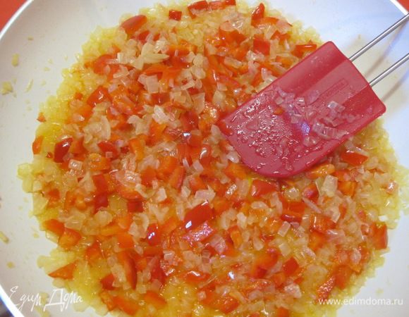 Добавить нарезанный перец, перемешать, обжаривать минут 7.