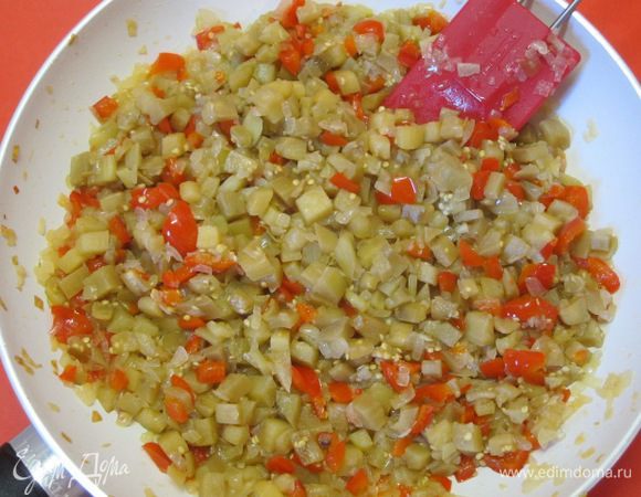 Затем выложить нарезанный баклажан, перемешать, готовить минут 5.