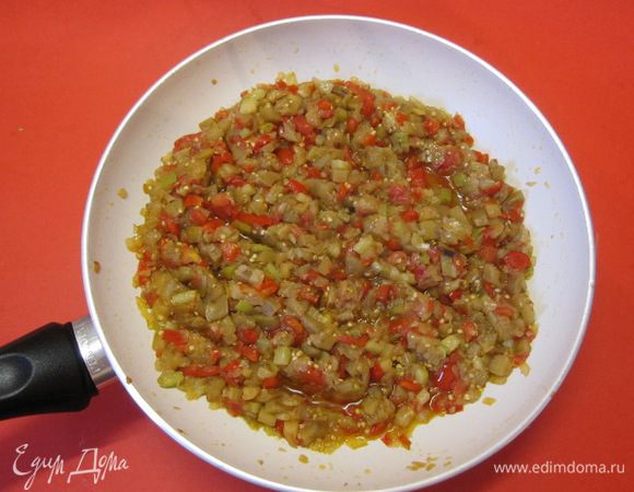 Выложить нарезанный помидор, тушить 10 минут.