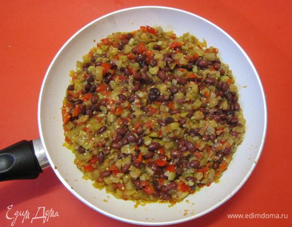 Затем - фасоль, прогреть минуты 3.