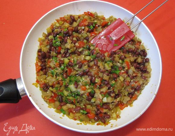 Добавить нарезанную зелень, прогреть 1-2 минуты.