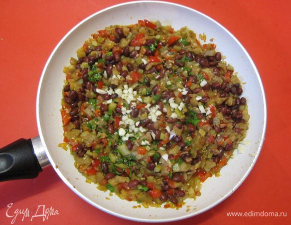 Заключительный этап - мелко нарезанный или тертый чеснок, посолить, поперчить.