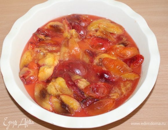 Когда растает сахар, добавить сливу. Подержать на огне 2 минуты, перевернуть, готовить еще 2-3 минуты, снять с огня и переложить в форму для выпечки.