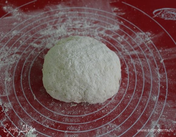 Для теста смешать все сухие ингредиенты. Постепенно добавляя йогурт, замесить мягкое однородное тесто, не липнущее к рукам, возможно останется немного йогурта.