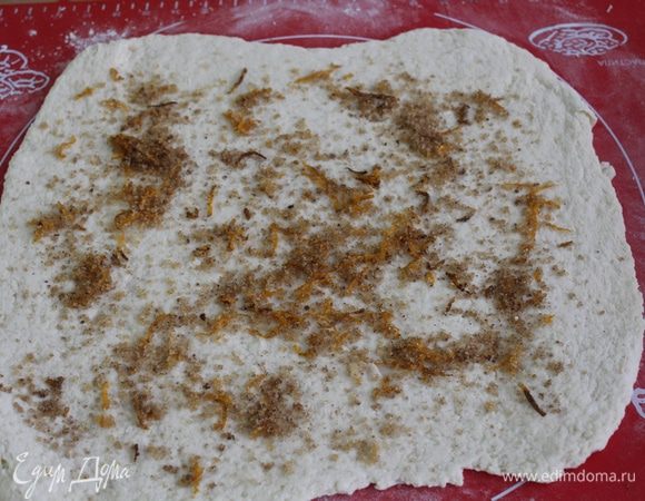 Тесто раскатать в квадратный лист со стороной 25 см, посыпать пряной смесью.