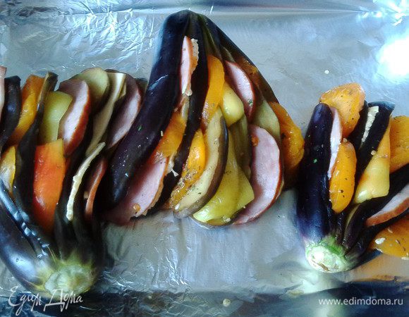 Запекаем в форме (у меня противень с фольгой) до готовности примерно 15-20 минут, как пожелает ваша духовка.