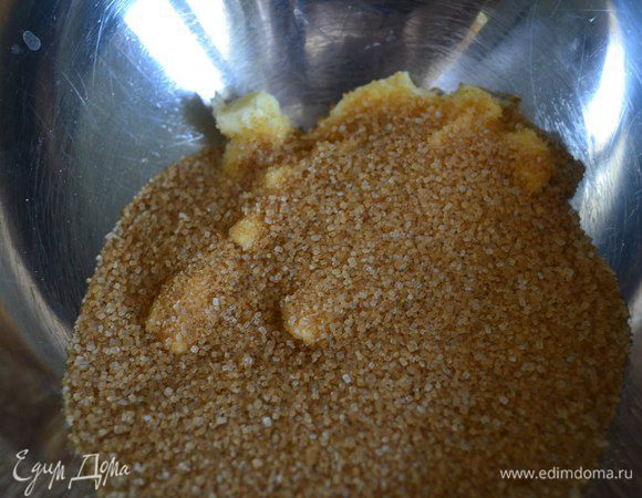 В миске соединить сахар и масло.