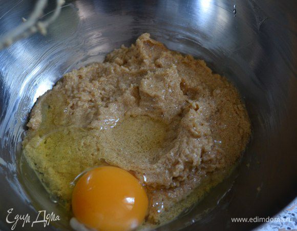 Туда яйцо и ванильный сахар