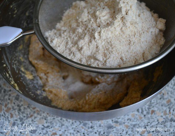 Теперь добавим муку,