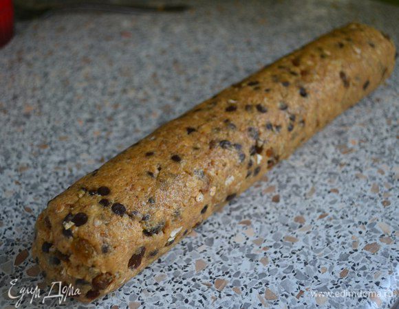 Раскатать тесто в полено.