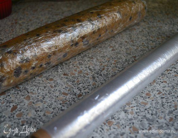 Завернуть его в пищевую плёнку и убрать в морозилку минимум на 2 часа.