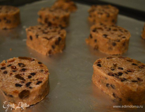 Разогреть духовку до 180С. Достаём тесто из морозилки и даём ему полежать 5 минут. Нарезаем на шайбочки толщиной 2 см. И выпекаем 15 минут.