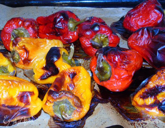 Перец моем, просушиваем бумажным полотенцем и запекаем в духовке при 180С минут 20-25 до подпалин.