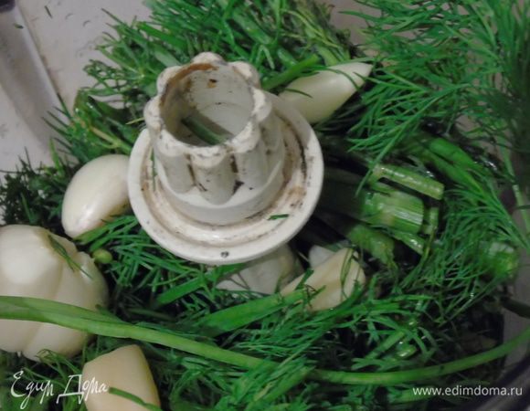 Готовим начинку: укроп, перец чили, чеснок измельчаем в чаше блендера. 