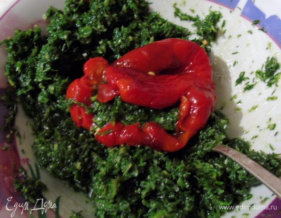 В начинку добавляем соль, сахар, уксус и растительное масло. Перец очищаем от кожицы и семян, а сок, что образовался внутри перца собираем в посуду. Перец аккуратно ложечкой начиняем.