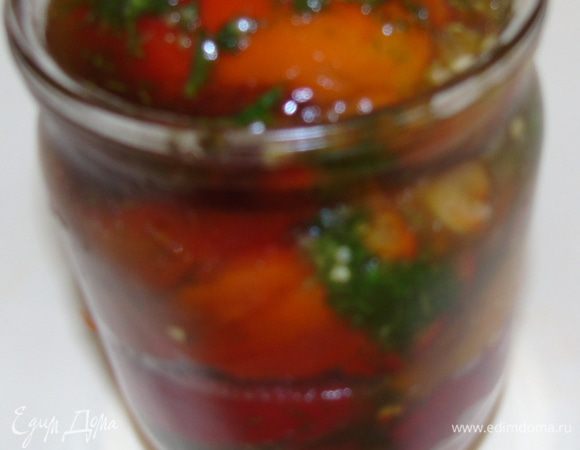  Начиненные перцы складываем в банку. И заливаем до верха соком из перца.