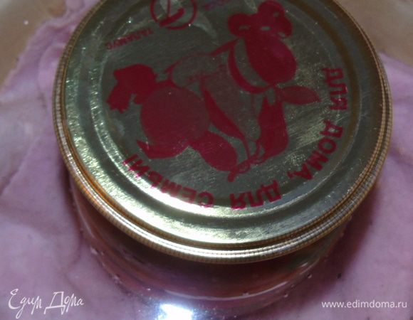 Накрыть крышкой и поставить в кастрюлю с водой и застеленным дном стерилизоваться на 15 минут с момента закипания.