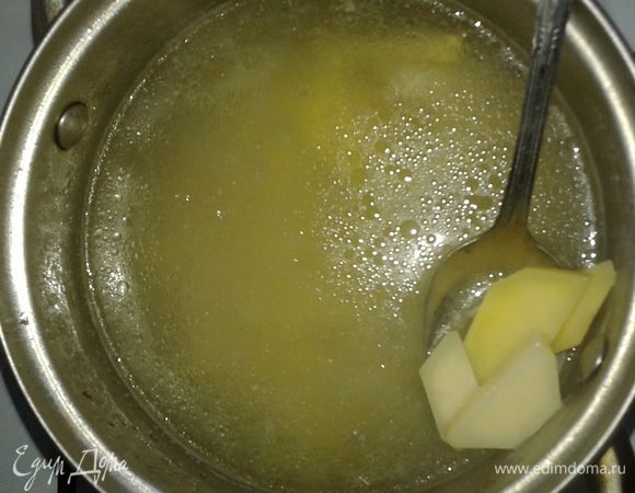 В кипящий куриный бульон закидываем картофель.