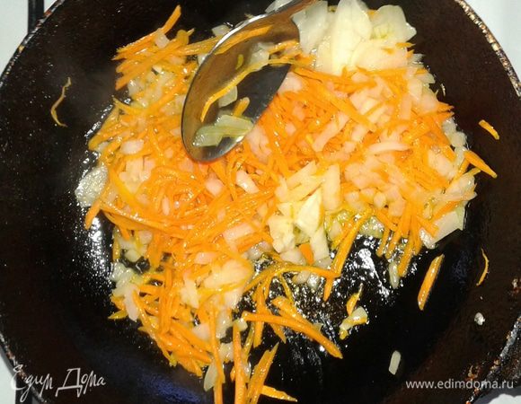 Тем временем обжариваем на растительном масле лук и морковь в течение 2-3 минут.