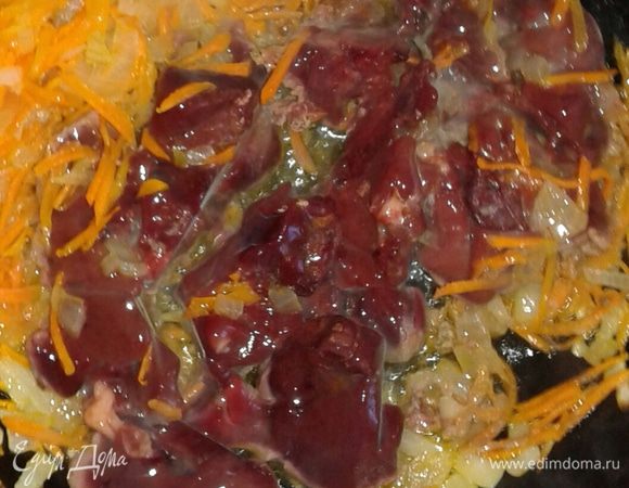 Затем в сковороду добавляем печень и жарим еще минут 4-5.