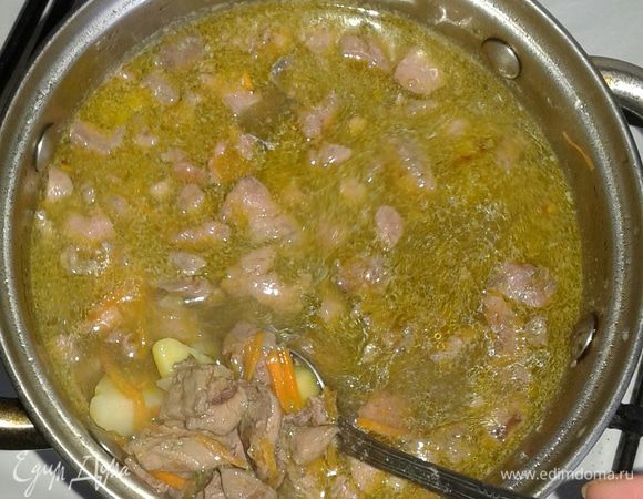 Одновременно добавляем вермишель и обжаренную с овощами печень в бульон и готовим еще минут 5- 7.  Подаем, посыпав зеленью! Приятного аппетита! Вкусно, просто, полезно и диетично!