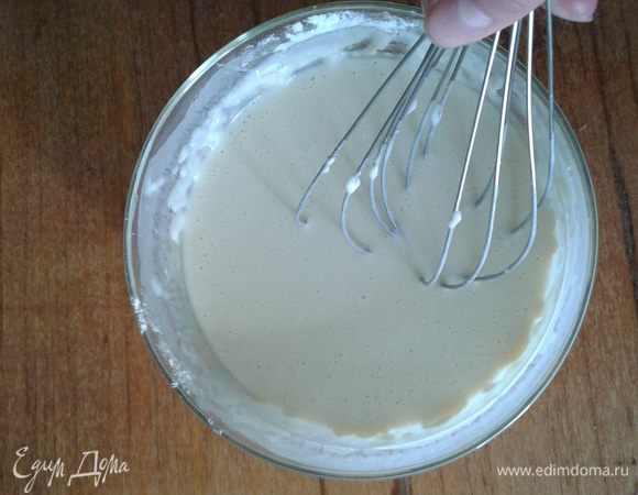 Заводим как обычно тесто на блины. Каждая хозяйка знает свои пропорции, но я завожу тесто, смешивая все вышеуказанные ингредиенты, согласно пропорциям. В блендере взбиваем банан и добавляем полученную смесь к тесту.