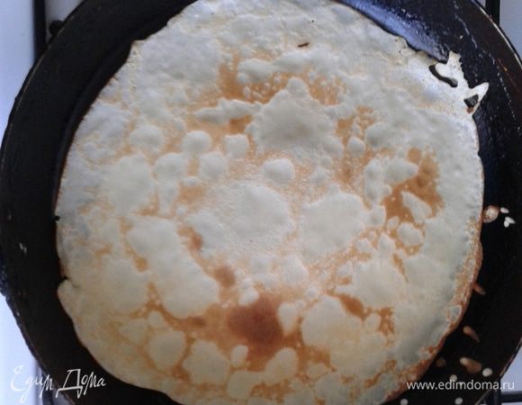 Выпекаем блинчики на раскаленной сковороде. Смазываем их сливочным маслом.