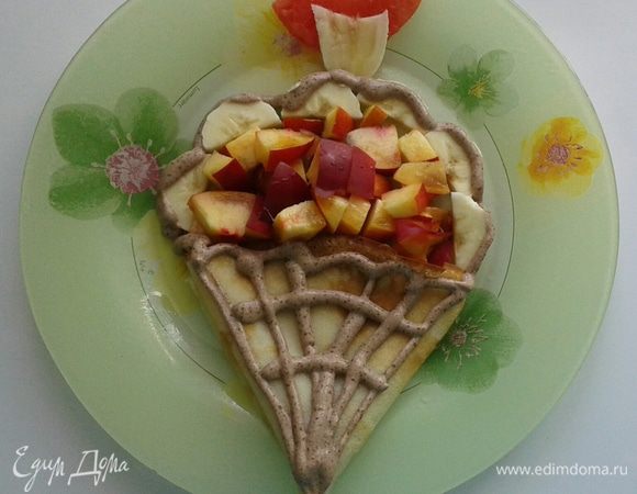 Чтобы сделать такое блинное "мороженое" нарезаем  бананы и персики, укладываем блин в форме "рожка", а фрукты в форме "мороженого". Рот и язык также вырезаны из арбуза и банана соответственно. И зовем вашего ребетенка на чай!