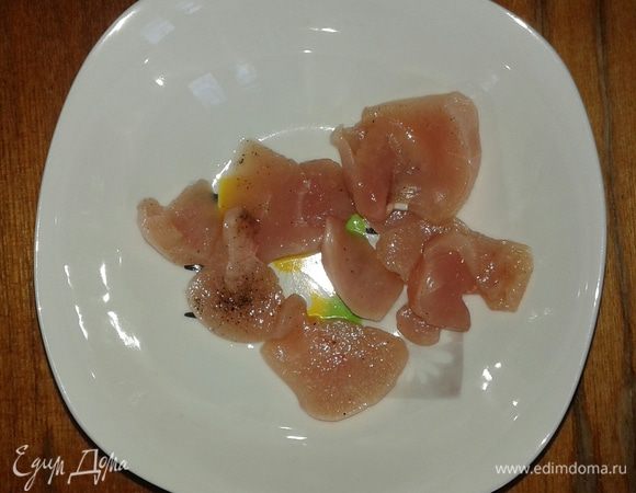 Сначала приготовим наггетсы. Для этого нарезаем филе небольшими кусочками, солим и перчим его, немножко отбиваем.