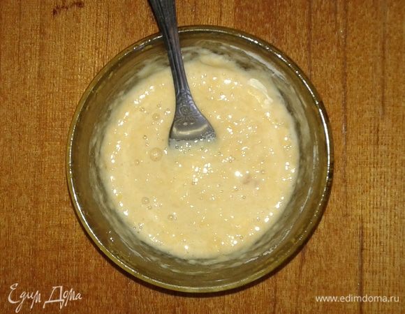 Затем готовим кляр, смешивая яйцо с мукой и солью. Можно добавить специй.