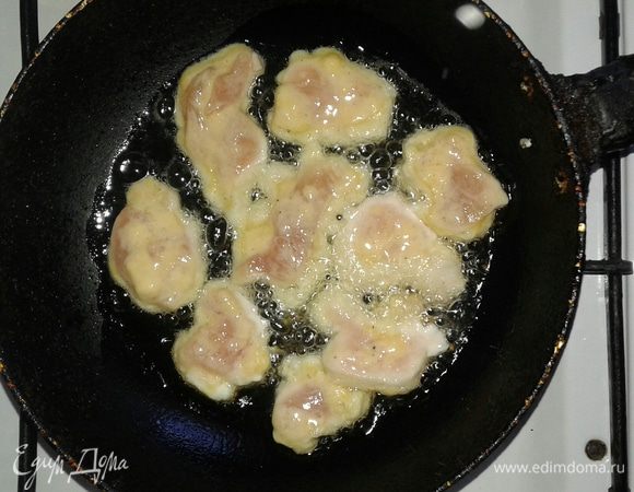 Обмакиваем кусочки филе в кляре и обжариваем с двух сторон до готовности и золотистой корочки.