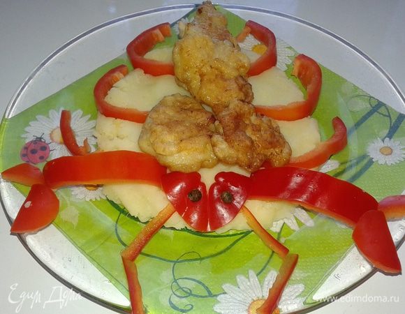 На тарелку выкладываем картофельное пюре в форме круга. Из перца вырезаем голову, клешни рака и хвост. Глазки делаем из черного перца горошком. Туловище выкладываем из наггетсов.