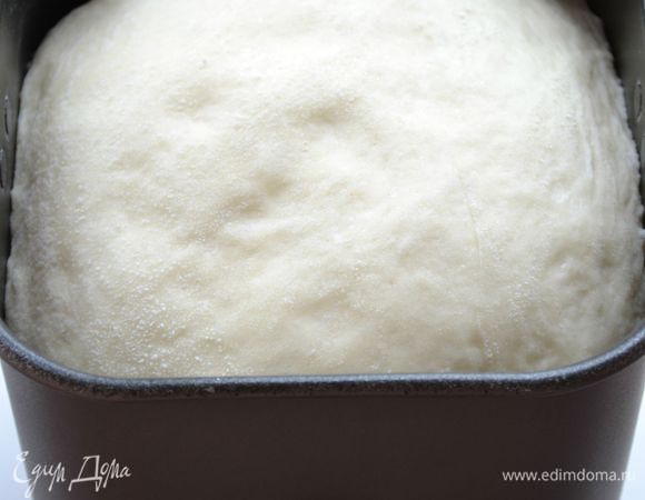 Все ингредиенты добавляем в хлебопечку, ставим режим "тесто". Далее вытаскиваем тесто и приступаем к разделке.