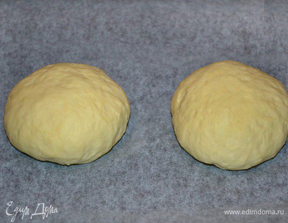 Делим тесто на 20 равных частей.
Формируем из каждого кусочка шар.