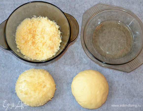 Фростинг:
Охлажденное масло смешать с мукой и сахаром до получения однородной крошки. Если крошка мучнистая, добавьте еще масла, если наоборот, то муку и сахар в равных количествах. Поместить крошку в морозильную камеру минут на 5, чтобы она застыла.