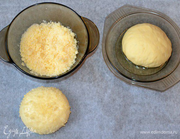 Каждый шарик обмакиваем в растительном масле.