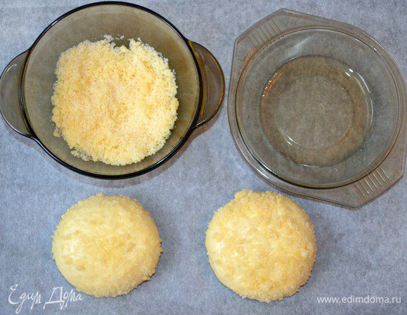 Аккуратно обваливаем с одной стороны.