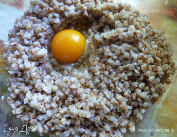 Все просто. В готовую гречневую кашу добавить 1 яйцо.