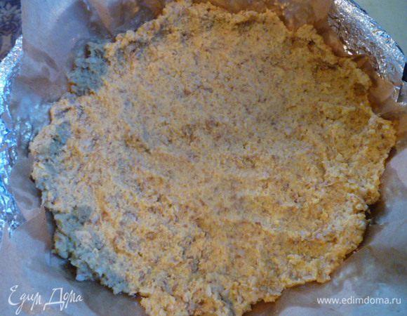 Форму или сковороду (у меня диаметром 26 см) застелить пергаментом и смазать растительным маслом.
Выложить в форму пюре из гречневой каши.