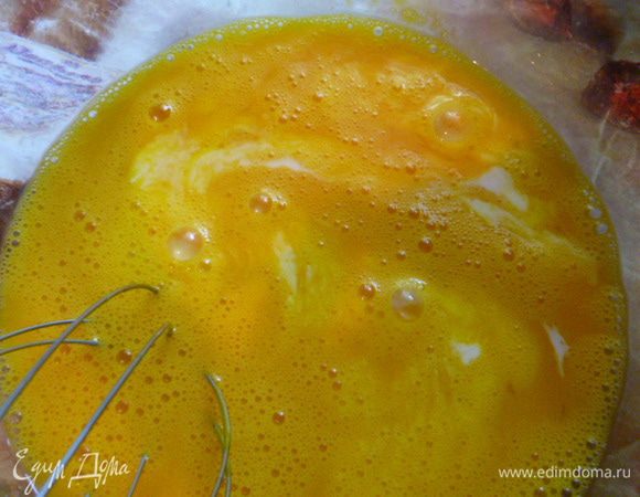 3 яйца взбить с щепоткой соли и добавить молоко.