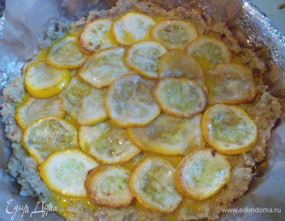 Кабачок нарезать на тонкие кружочки, слегка посолить и обжарить на растительном масле. Обжаренные кабачки выложить на гречневую основу.