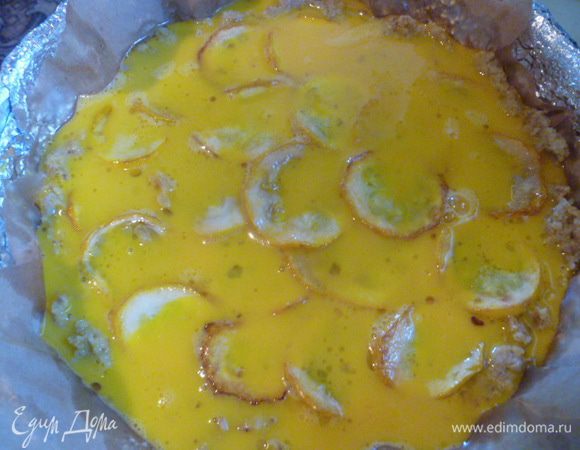 Залить сверху оставшейся омлетной смесью.