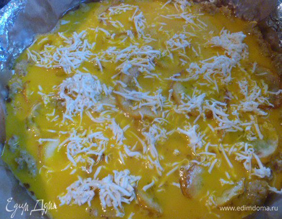 Сверху посыпать натертый на мелкой терке плавленным сыром и укропом.