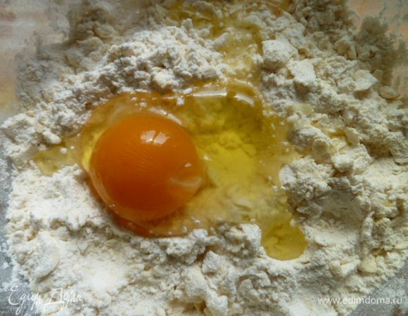 Вбиваем 1 яйцо и 1 ст. л. воды, замешиваем липкое тесто.
