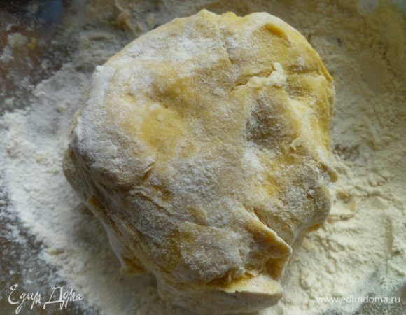 0,5 (200 мл) стакана муки просеиваем на стол, выкладываем тесто и вымешиваем, пока не замесим в тесто всю муку.
Тесто в пакет и в холод на 30-50 минут.