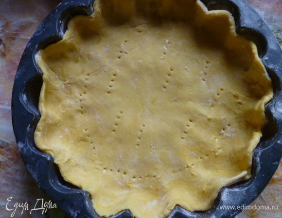 Вернемся к тесту.
Форму для выпечки (и силиконовую тоже) смазать маргарином.
Тесто тонко раскатать на столе с мукой и выложить в форму, делаем ровные бортики. Наколоть вилкой.