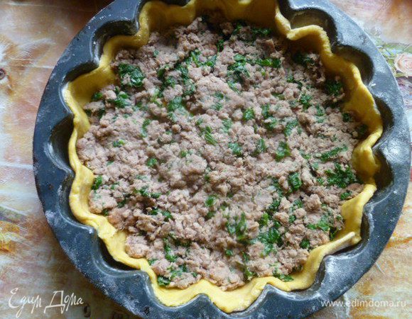 Выложить начинку и разровнять.