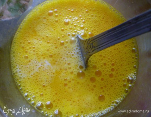 Для заливки 2 яйца с щепоткой соли слегка взбить, добавить 2 холодных белка и снова взбить. Влить молоко, перемешать.