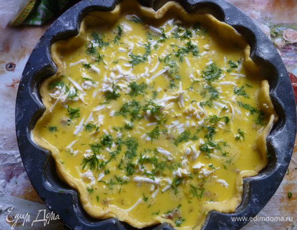 Залить мясную начинку омлетной массой, сверху посыпать тертым плавленным сыром и мелко нарезанным укропом.
